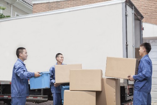 Moving team handling access challenges during a South Kensington relocation